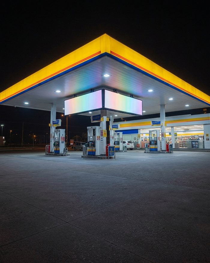 Testeira de LED em posto de gasolina à noite