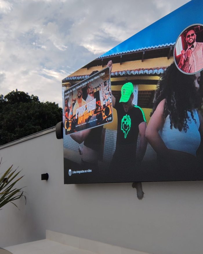 Painel de LED residencial instalado em área externa